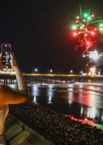 Fuegos artificiales iluminan la costa en Sunset Park