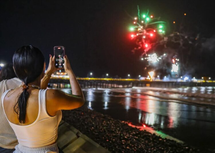 Fuegos artificiales iluminan la costa en Sunset Park