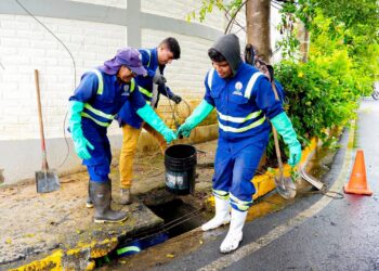 Alcaldía de Santa Ana Centro refuerza limpieza de tragantes para prevenir inundaciones