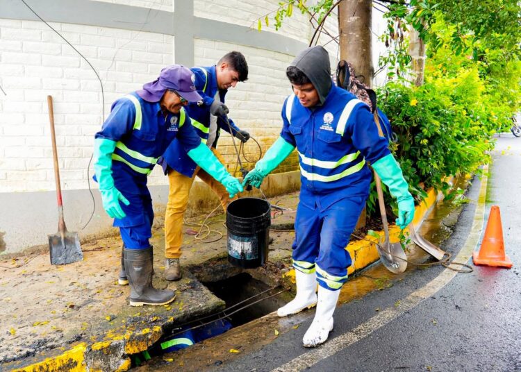Alcaldía de Santa Ana Centro refuerza limpieza de tragantes para prevenir inundaciones