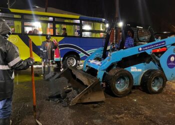 Alcaldía de Santa Ana Centro limpia calles tras los estragos de la lluvia