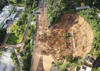 Deslave arrasa con la carretera a El Salvador en Guatemala y bloquea totalmente el paso