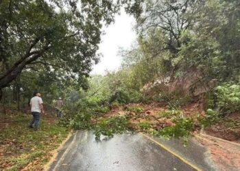 Trabajan en la remoción de escombros tras deslizamiento en carretera de Morazán