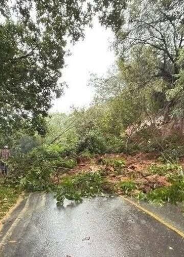Trabajan en la remoción de escombros tras deslizamiento en carretera de Morazán