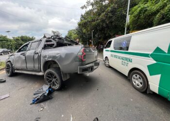 Cuatro guatemaltecos lesionados en choque entre pick up y retroexcavadora en Carretera Panamericana