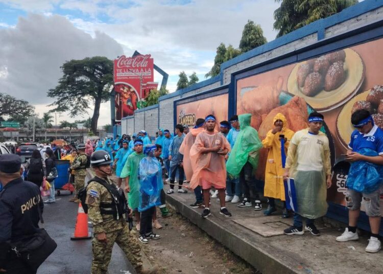 Autoridades refuerzan la seguridad y el orden en el estadio Cuscatlán