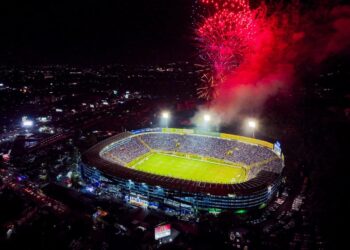 Afición salvadoreña disfruta con orgullo patriótico en el Cuscatlán