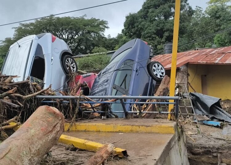 Intensas lluvias en Honduras causan daños a viviendas y arrastran varios vehículos