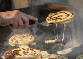 Festival de la Pupusa y Buses Alegres impulsan el turismo familiar en El Salvador