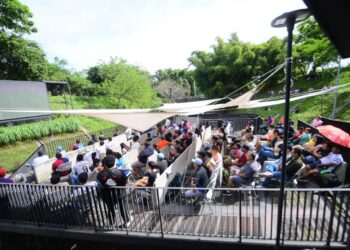 Salvadoreños disfrutan en cines al aire libre del clásico Real Madrid vs. Barcelona