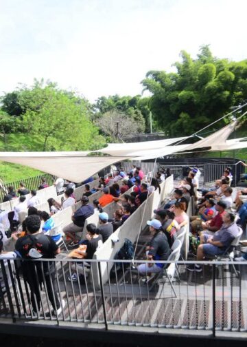 Salvadoreños disfrutan en cines al aire libre del clásico Real Madrid vs. Barcelona