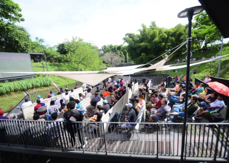 Salvadoreños disfrutan en cines al aire libre del clásico Real Madrid vs. Barcelona