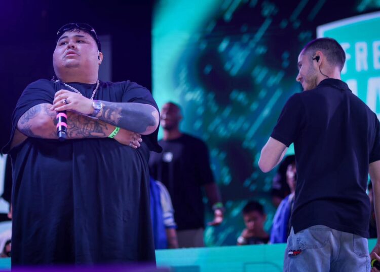 Raperos hispanos celebran la cultura Hip Hop en un «cypher» en el Centro Histórico de San Salvador