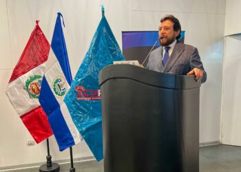 Vicepresidente Ulloa invita a inversionistas peruanos a apostar por un El Salvador seguro y próspero