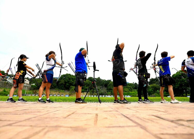 ¡Estrellas del arco mundial brillan en Ciudad Merliot! Campamento Internacional de Élite