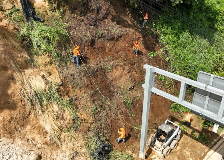 Mejoras en autopista a Comalapa: en marcha la remoción de talud y lanzado de concreto