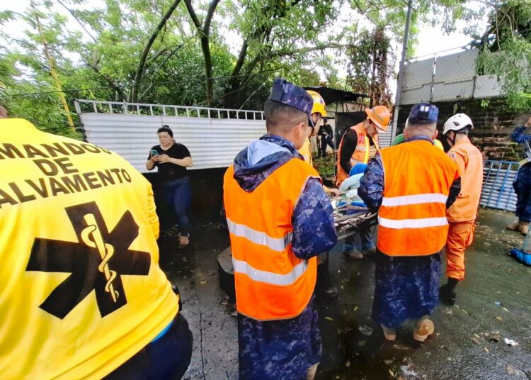 Fuerza Aérea coordina rescate de familias atrapadas tras colapso de gradas en San Martín