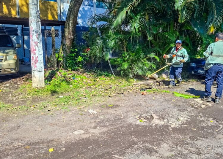 Alcaldía de San Salvador Centro realiza limpieza integral en edificios 600 de Zacamil
