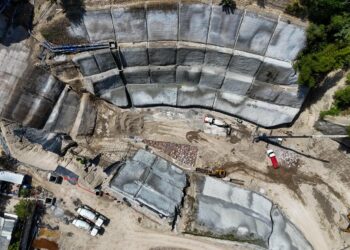 Reconstruyen descarga de agua y protegen taludes para rescatar escuela en Soyapango