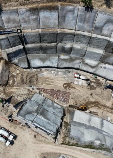 Reconstruyen descarga de agua y protegen taludes para rescatar escuela en Soyapango