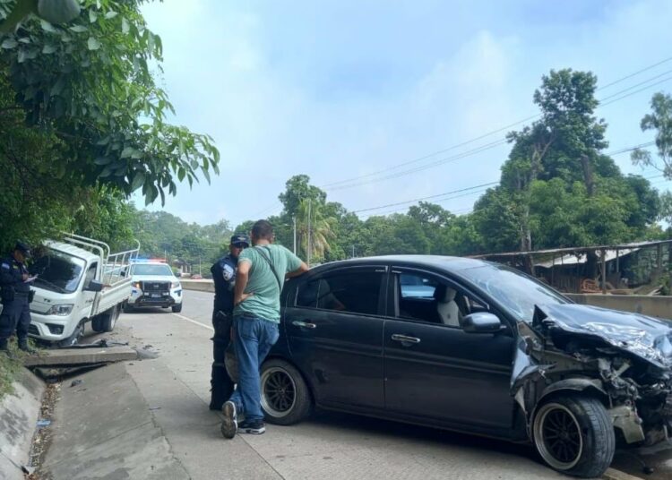 Accidente en carretera al Puerto de La Libertad deja a un menor lesionado