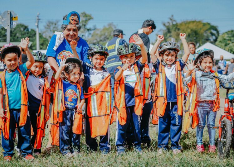 Enseña educación vial a niños de Santa Tecla mediante dinámicas interactivas y circuitos de tránsito seguro