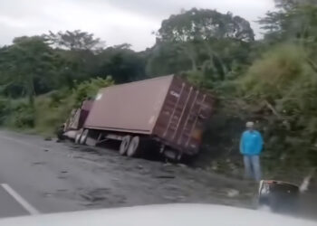 Rastra pierde el control y causa aparatoso accidente en Armenia