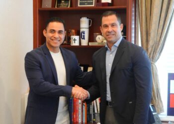 Apoyo desde Miami: ambulancias y buses donadas a La Libertad Sur