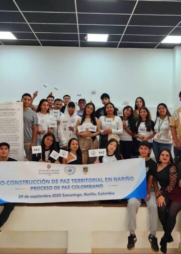 Taller de educación para la paz reúne a la comunidad y excombatientes en Colombia