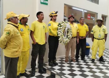 Comandos de Salvamento honran a las víctimas del terremoto de 1986 con ofrenda floral en el ex edificio Rubén Darío