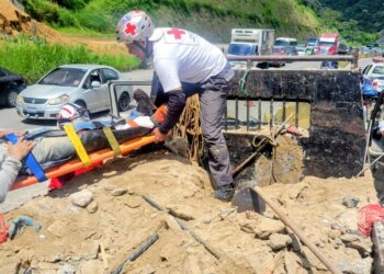 Hombre es liberado tras accidente de camión en Los Chorros