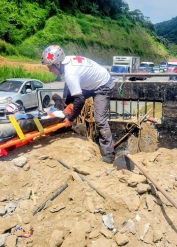 Hombre es liberado tras accidente de camión en Los Chorros