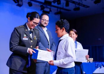 Ministra Karla Trigueros participa en premiación de estudiantes en Feria EUREKA 2025