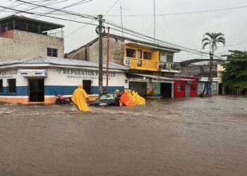Bomberos rescatan a personas atrapadas en un vehículo inundado en Santa Ana