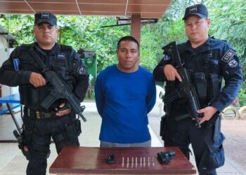 Capturan a hombre por disparar al aire y portar un arma de fuego ilegal en Santa Ana 