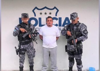 Tres pandilleros deportados fueron capturados en el Aeropuerto Internacional como parte de la Guerra Contra Pandillas