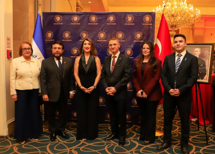 El Vicepresidente Félix Ulloa reafirma la alianza estratégica entre El Salvador y Türkiye durante conmemoración del Día Nacional de la República turca