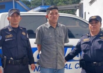 Un conductor en estado de ebriedad causó un accidente al chocar contra una vivienda en Santa Ana