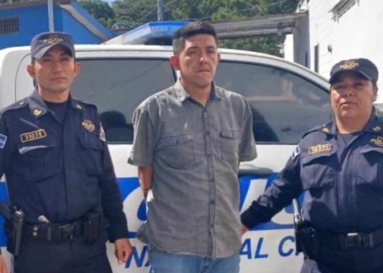 Un conductor en estado de ebriedad causó un accidente al chocar contra una vivienda en Santa Ana