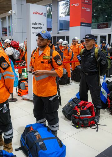 300 rescatistas salvadoreños y 50 toneladas de ayuda viajan a jamaica como parte de la ayuda humanitaria anunciada por el Presidente Bukele