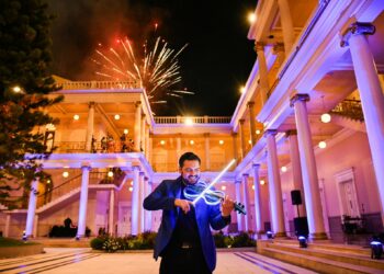 Luces, música y diversión llenaron el Centro Histórico de San Salvador