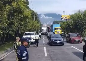 Completamente despejada carretera a Comalapa