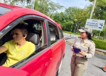 Atención ágil y eficiente para turistas hondureños que visitan El Salvador