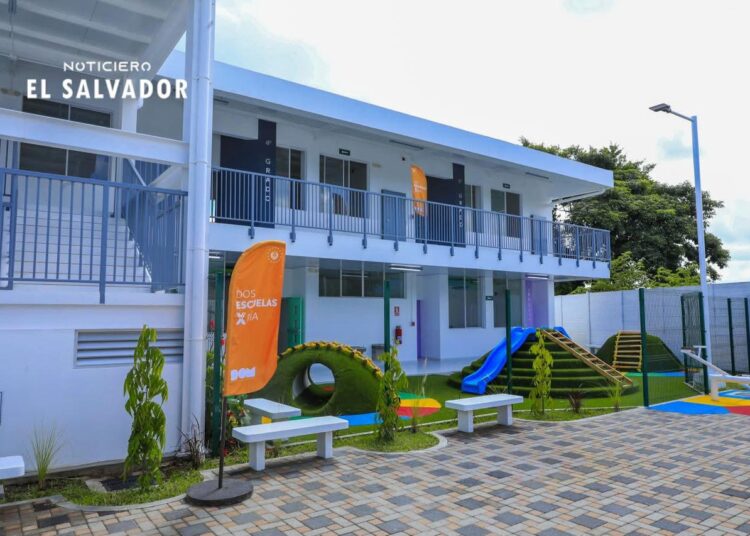 Entregan centro escolar completamente renovado en Chalchuapa