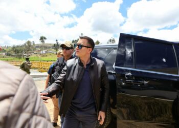 Atacan a tiros caravana de presidente de Ecuador Daniel Noboa