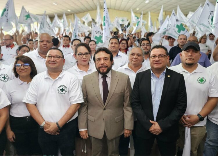 Sindicato STISS entrega reconocimiento al vicepresidente Félix Ulloa