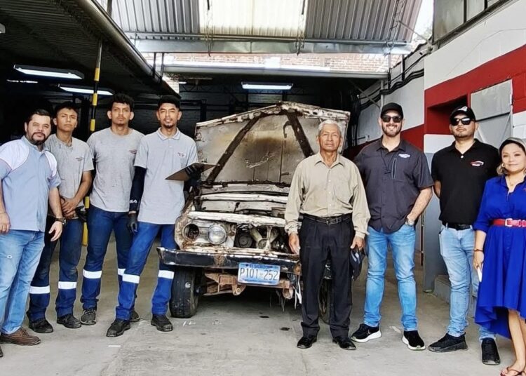 Taller de Santa Ana Centro reparará gratis pickup dañado por recientes inundaciones