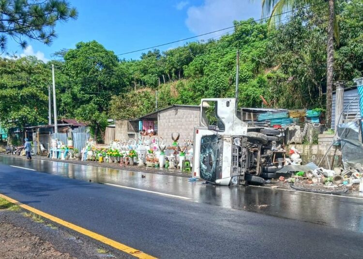 Camión vuelca en San Vicente; un negocio fue destruído