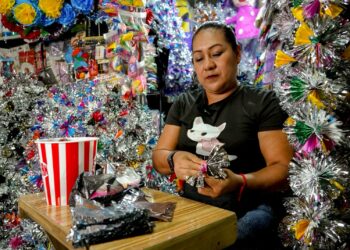 Listas ventas de flores artesanales en mercados de San Salvador