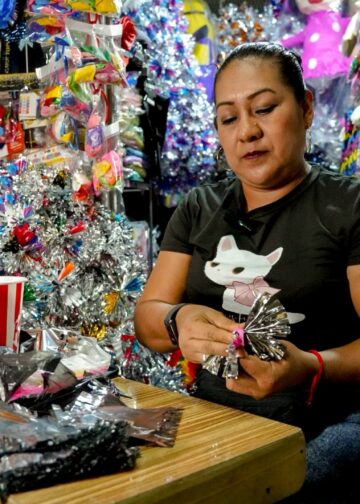 Listas ventas de flores artesanales en mercados de San Salvador